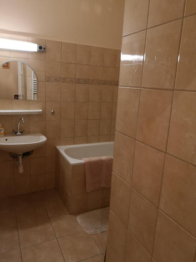 Veva Apartman - Eger Maganszallashely Buitenkant foto