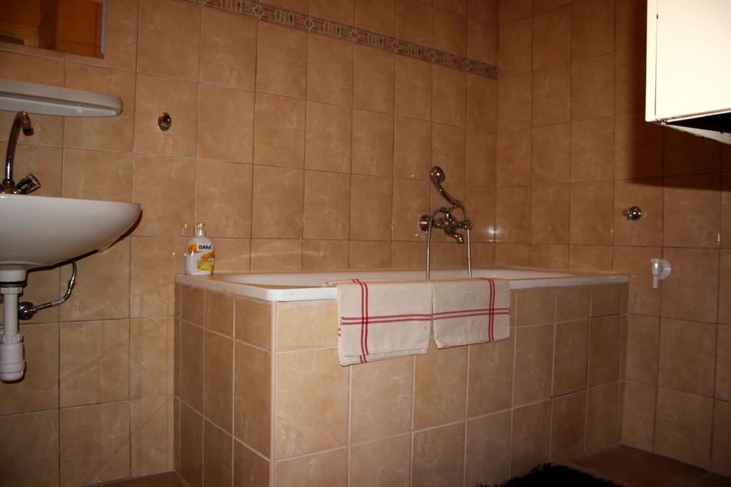Veva Apartman - Eger Maganszallashely Buitenkant foto