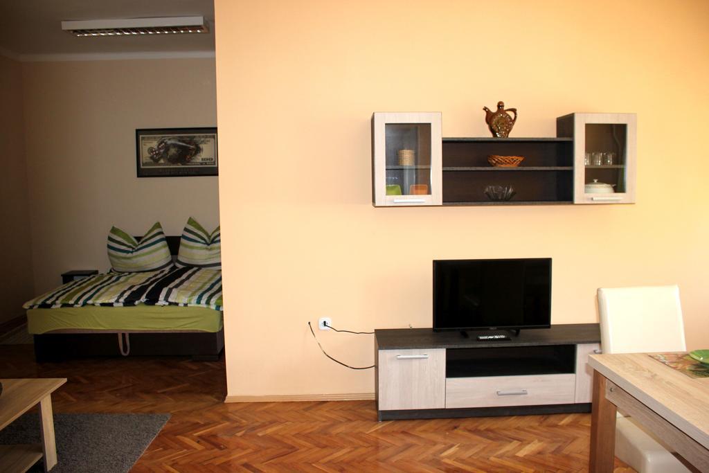 Veva Apartman - Eger Maganszallashely Buitenkant foto