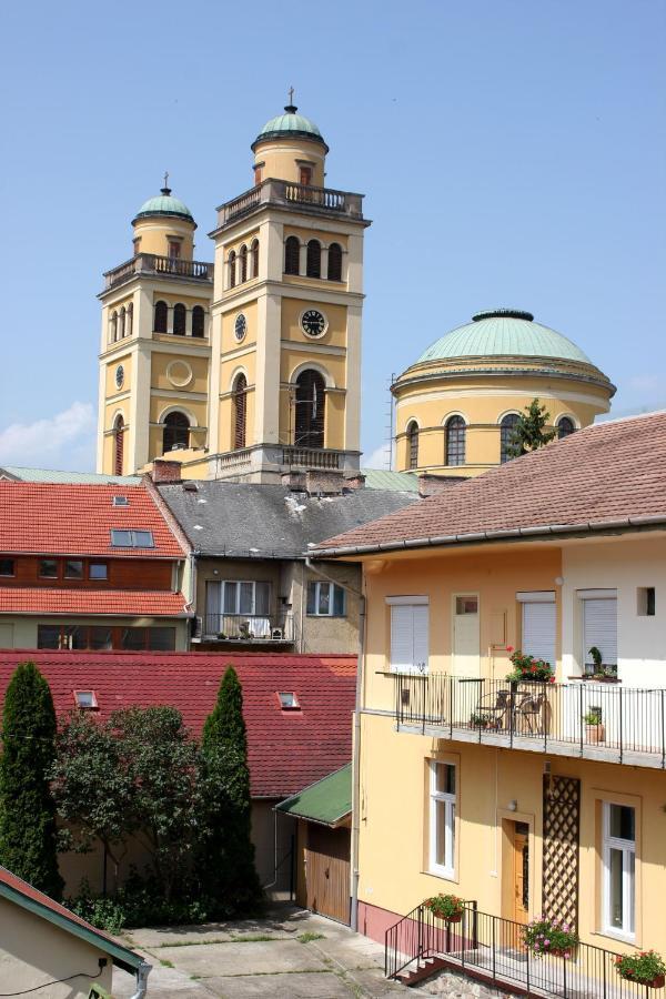 Veva Apartman - Eger Maganszallashely Buitenkant foto
